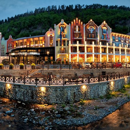 Crowne Plaza - Borjomi By Ihg Hotell Exteriör bild The complex at night
