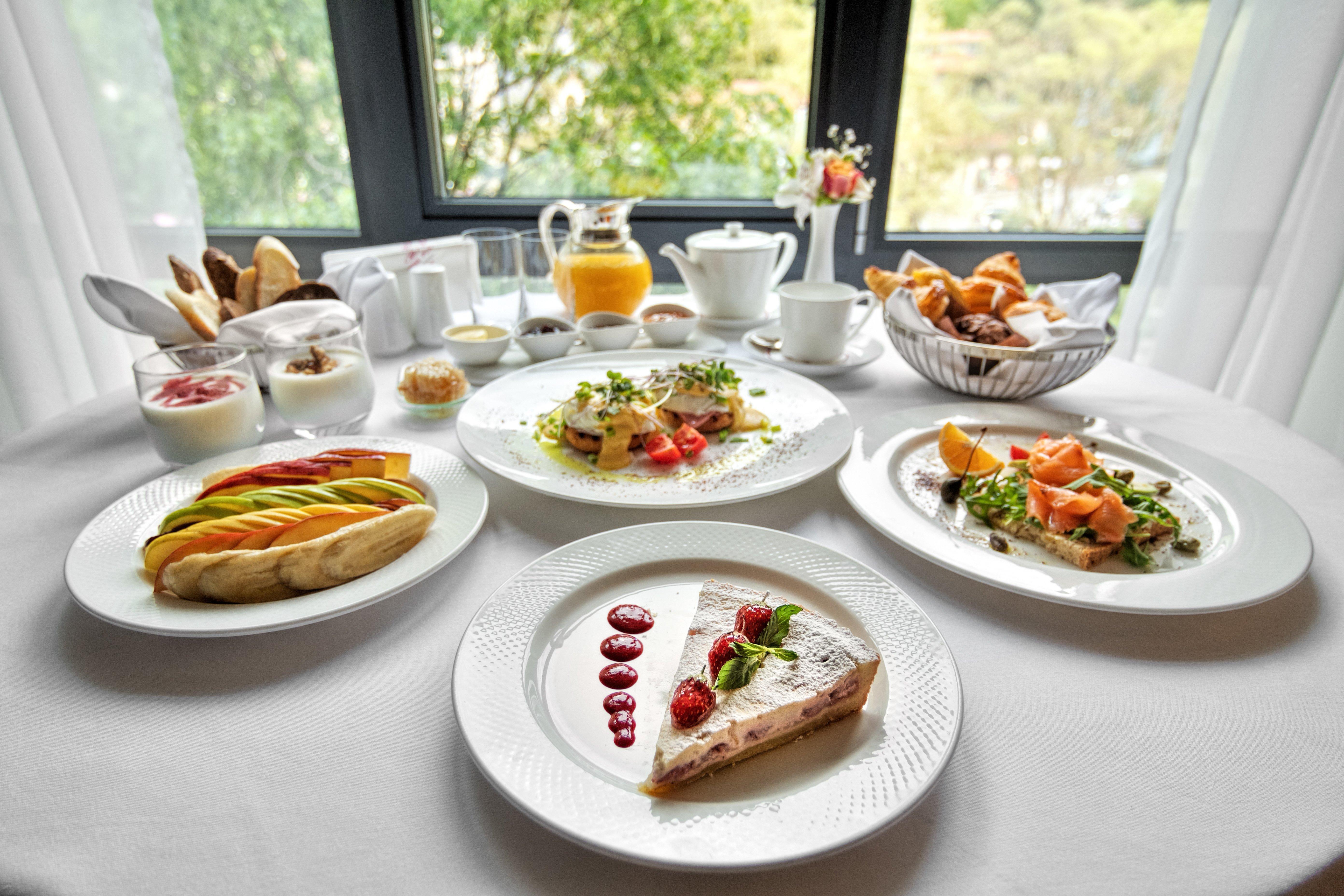 Crowne Plaza - Borjomi By Ihg Hotell Exteriör bild A breakfast buffet