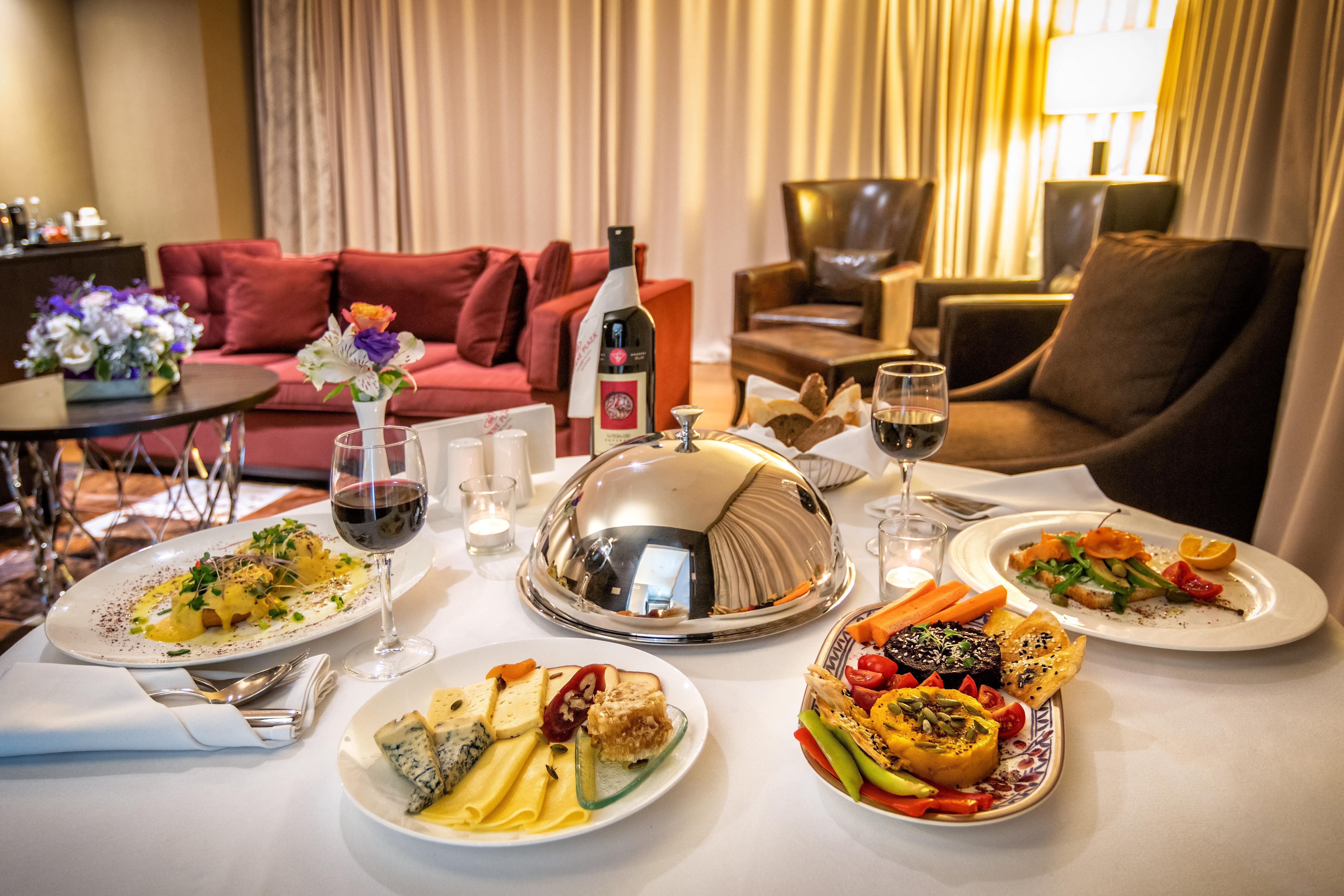 Crowne Plaza - Borjomi By Ihg Hotell Exteriör bild In-room dining at the Mandarin Oriental, Munich