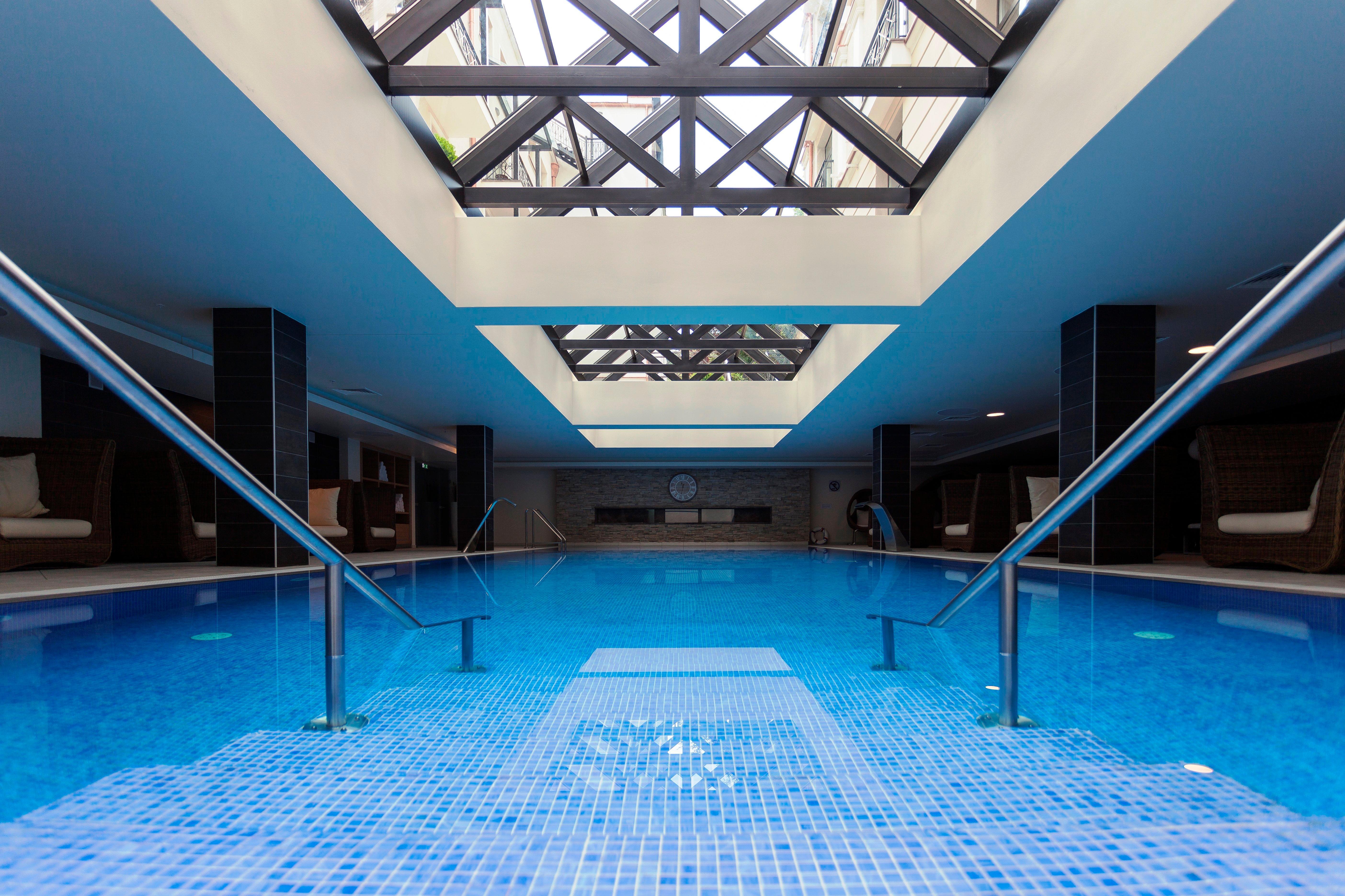 Crowne Plaza - Borjomi By Ihg Hotell Exteriör bild The swimming pool at the hotel