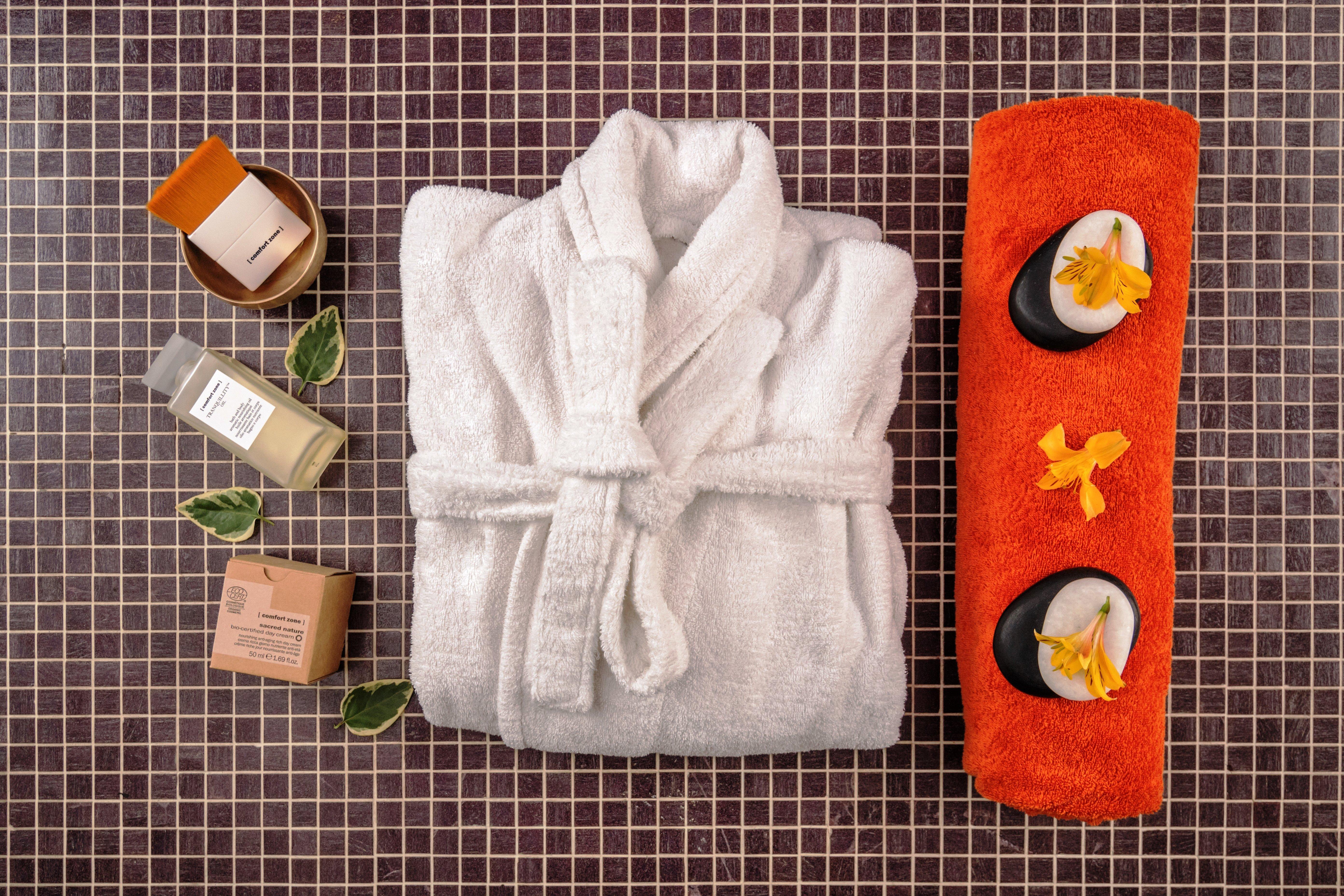 Crowne Plaza - Borjomi By Ihg Hotell Exteriör bild A bathrobe