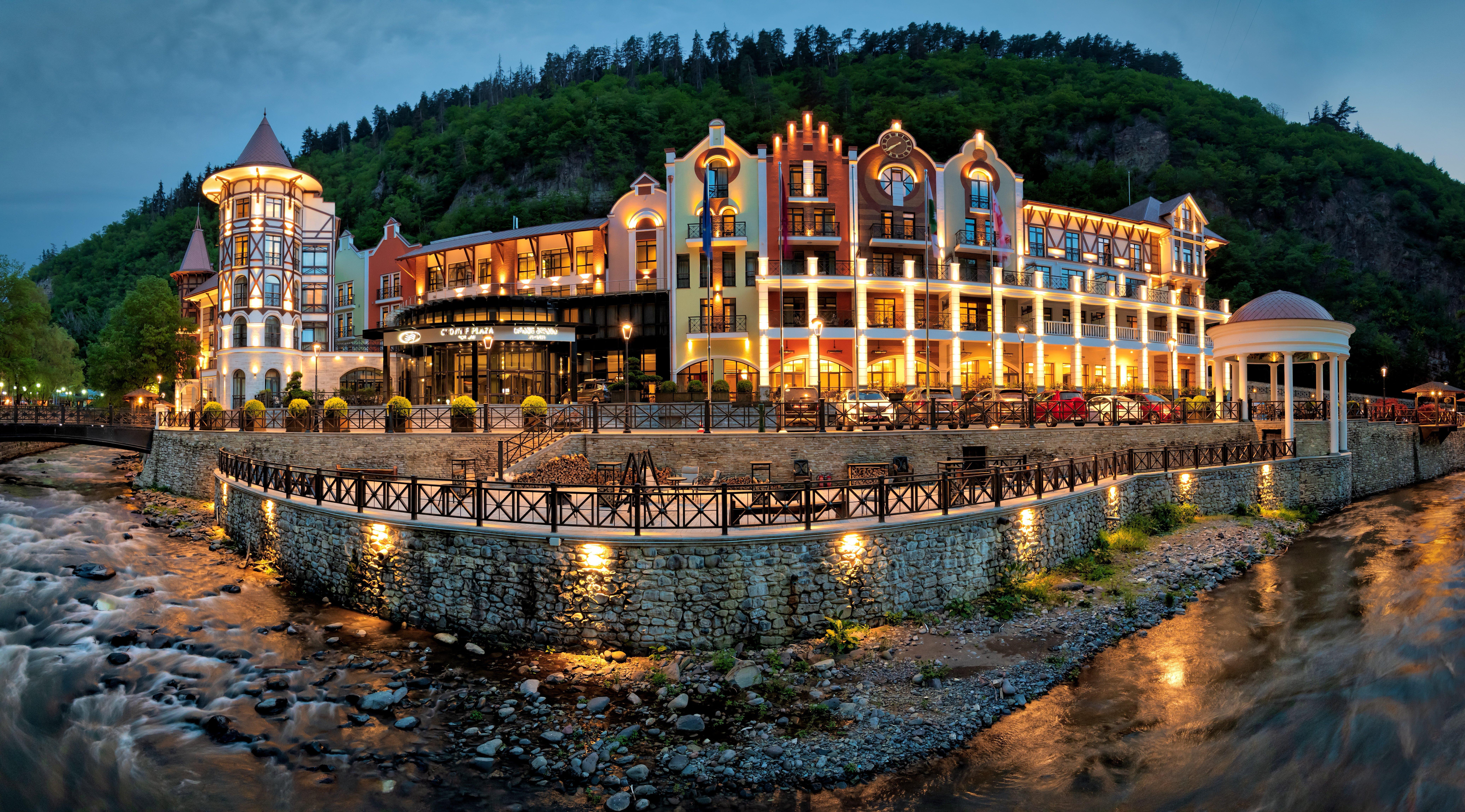 Crowne Plaza - Borjomi By Ihg Hotell Exteriör bild The complex at night
