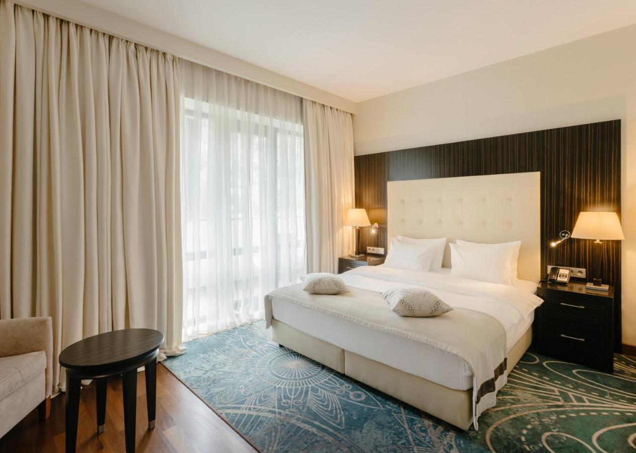 Crowne Plaza - Borjomi By Ihg Hotell Exteriör bild A bedroom at the hotel