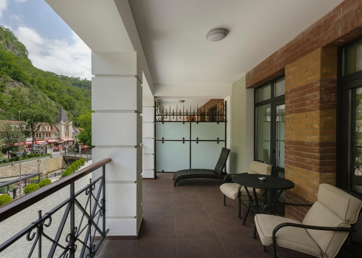 Crowne Plaza - Borjomi By Ihg Hotell Exteriör bild A balcony