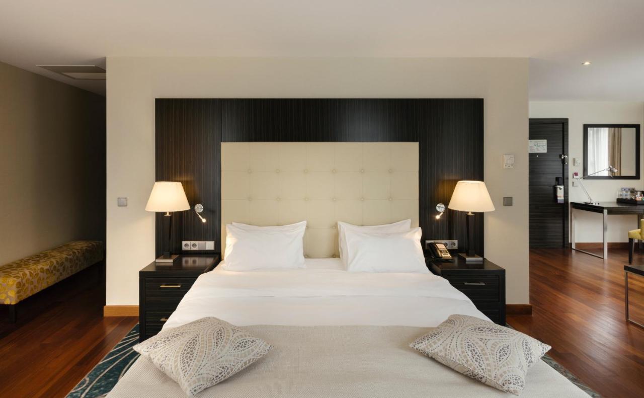 Crowne Plaza - Borjomi By Ihg Hotell Exteriör bild A bedroom at the hotel