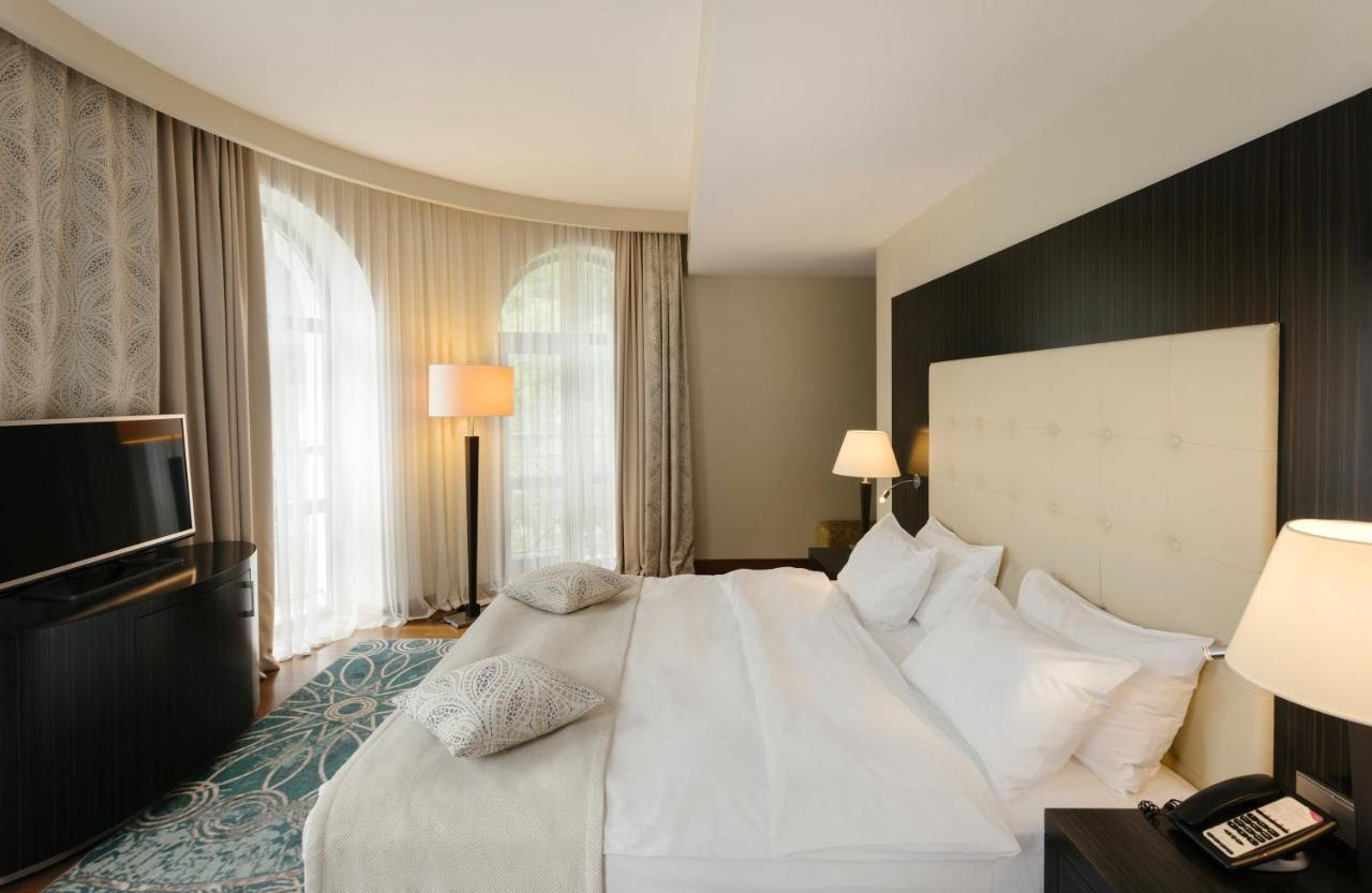 Crowne Plaza - Borjomi By Ihg Hotell Exteriör bild A bedroom at the hotel